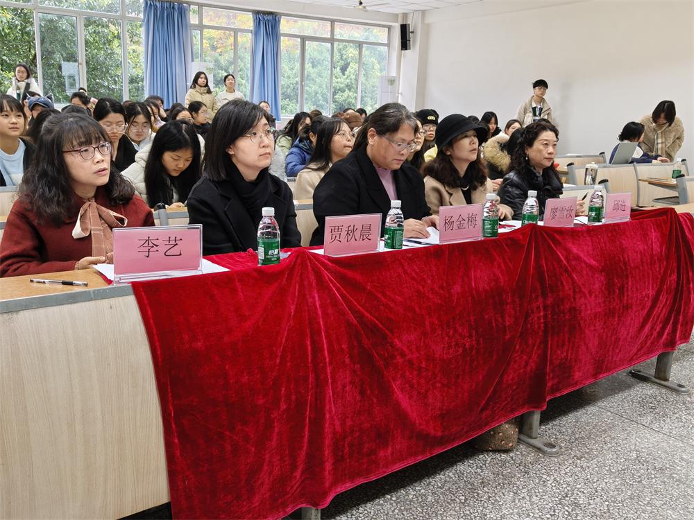 ulyI_1765357805245038189.jpg 评委老师们.jpg